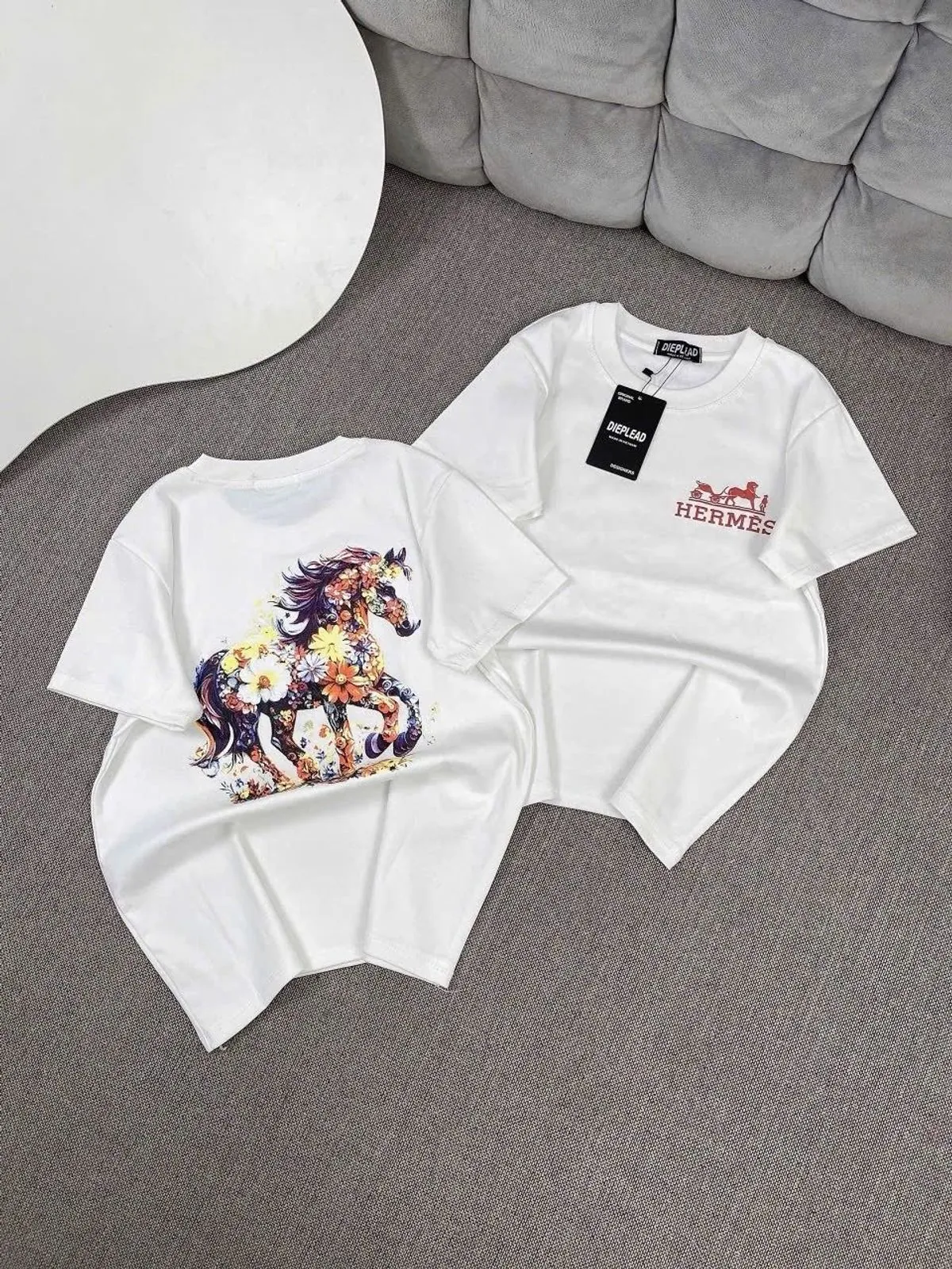 Áo Phông Nữ Cotton Form Regular Fit Họa Tiết Ngựa Màu Trắng